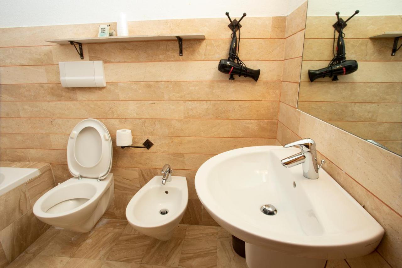 Hotel Al Faro San Teodoro  Buitenkant foto