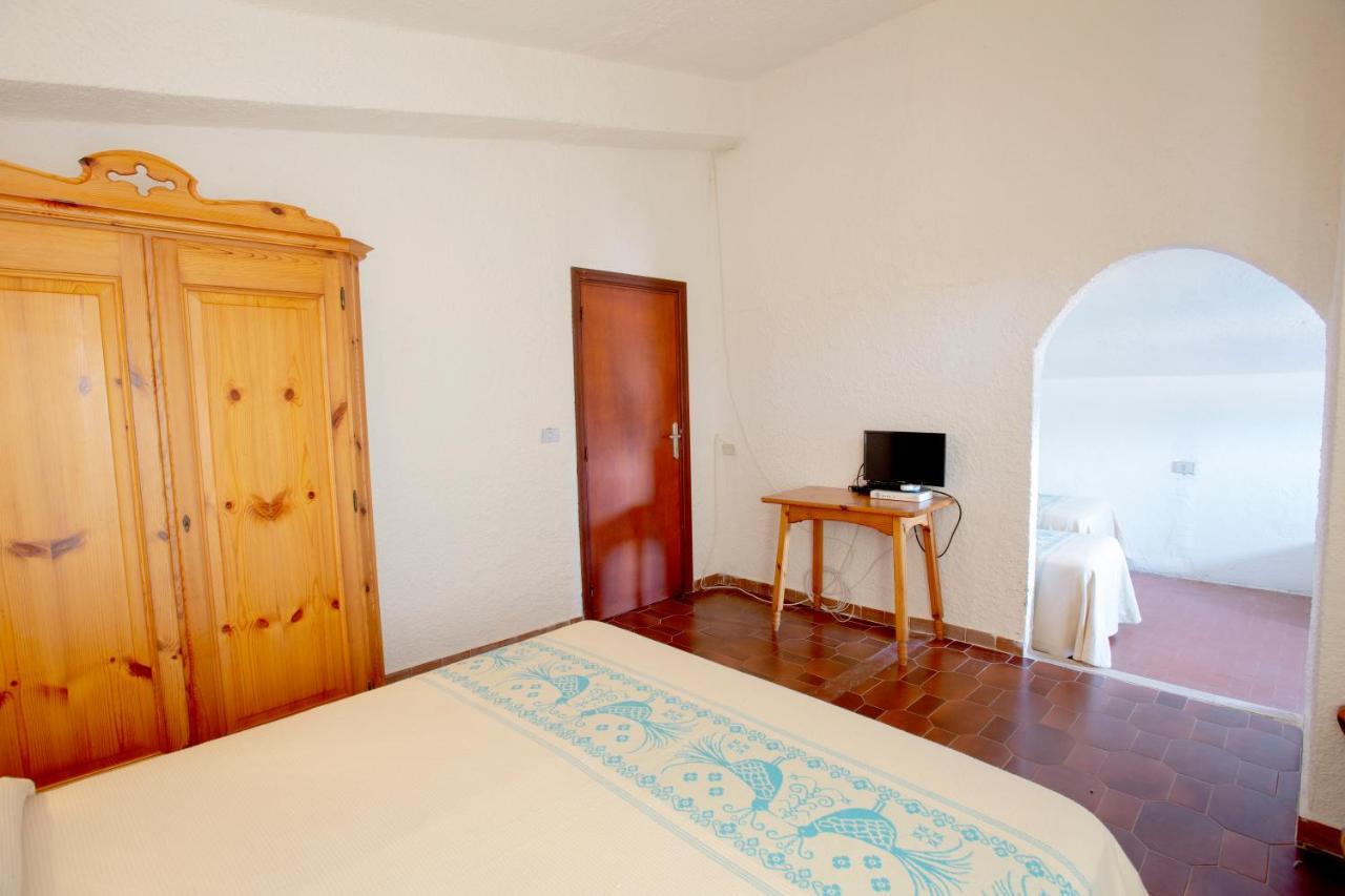 Hotel Al Faro San Teodoro  Buitenkant foto