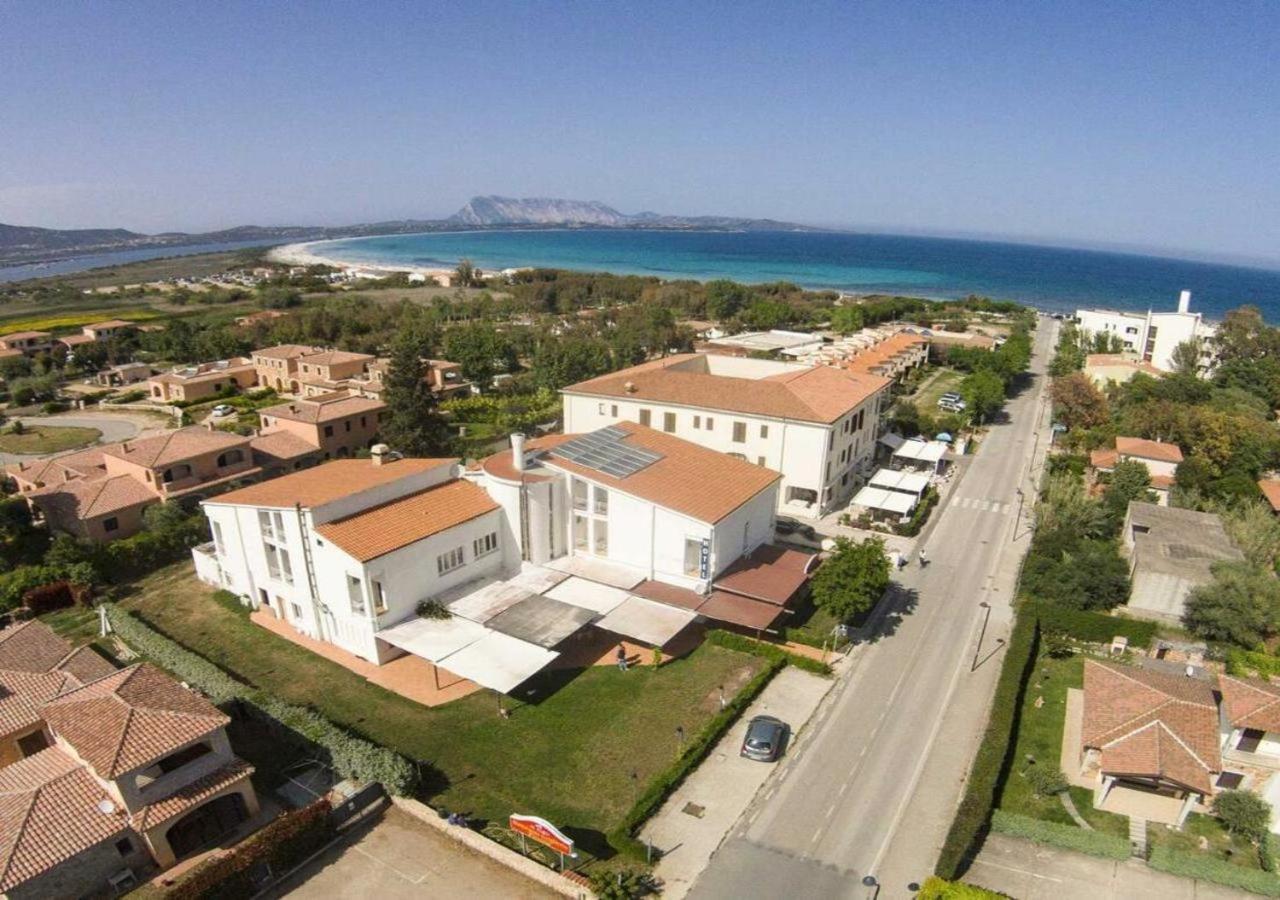 Hotel Al Faro San Teodoro  Buitenkant foto