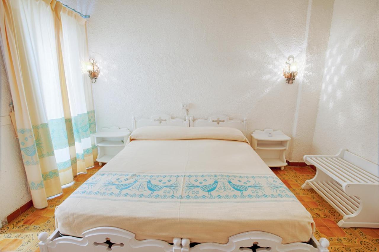 Hotel Al Faro San Teodoro  Buitenkant foto