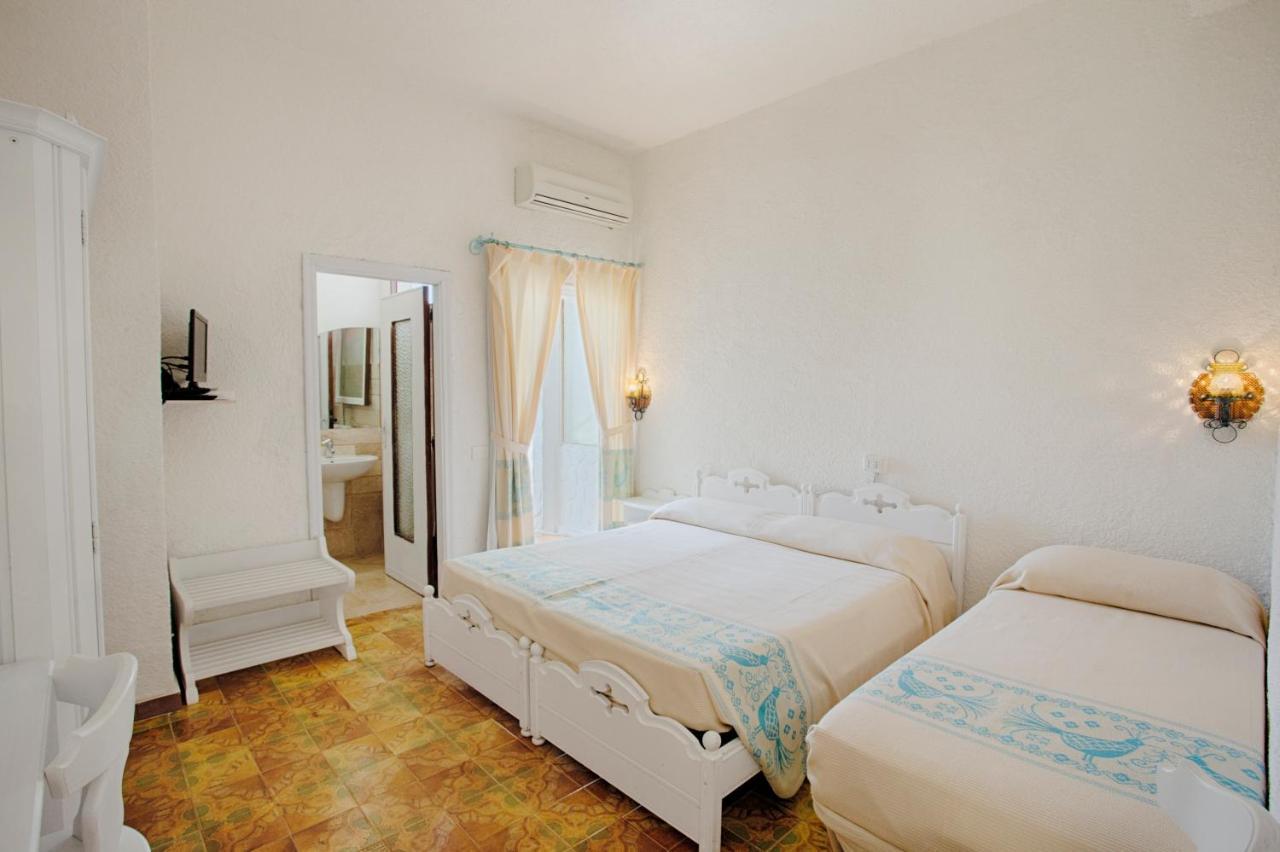 Hotel Al Faro San Teodoro  Buitenkant foto