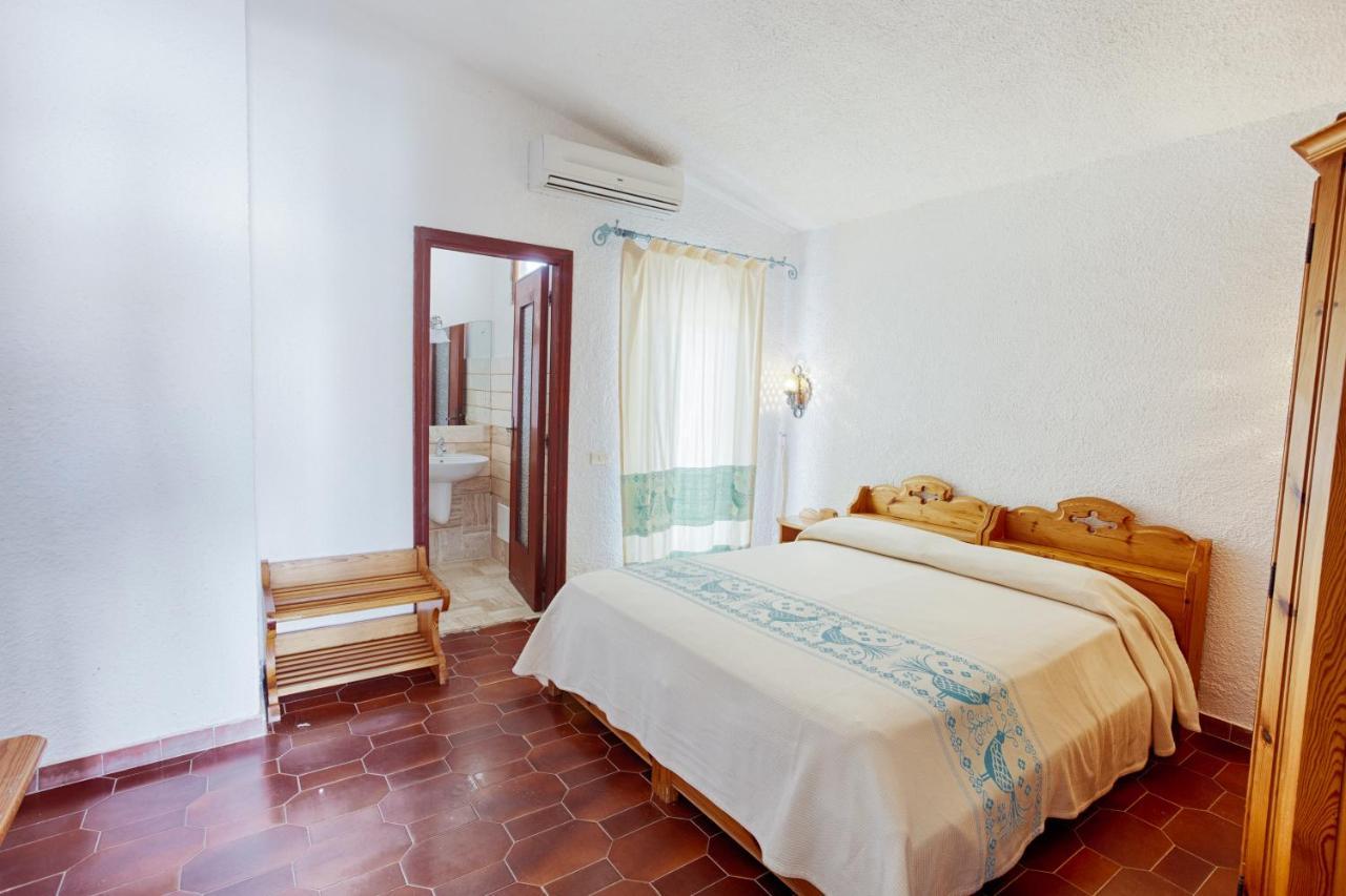 Hotel Al Faro San Teodoro  Buitenkant foto