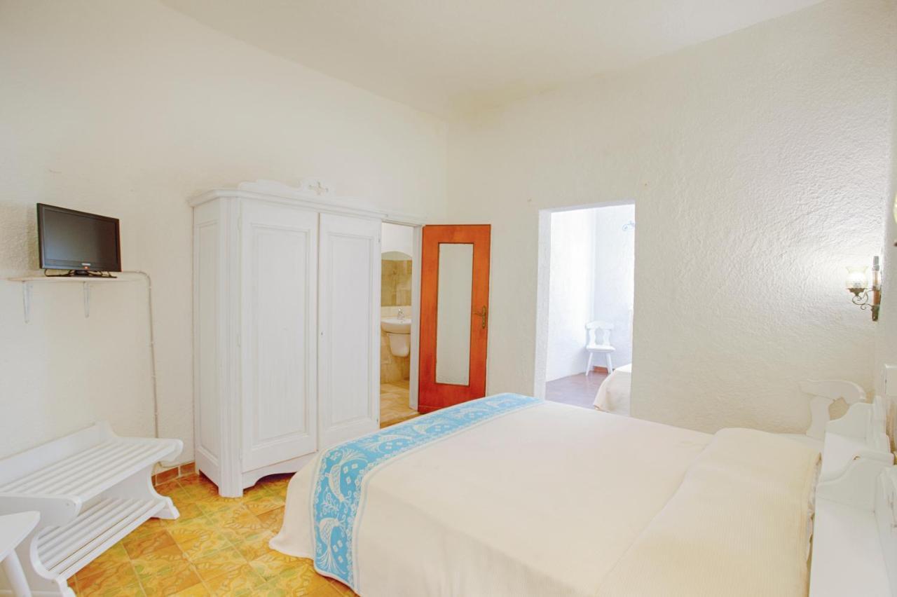 Hotel Al Faro San Teodoro  Buitenkant foto